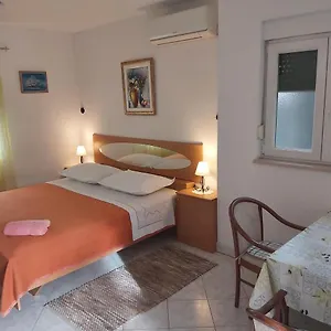 seaside-apartment-for-2-p.hotels-in-trogir.com/